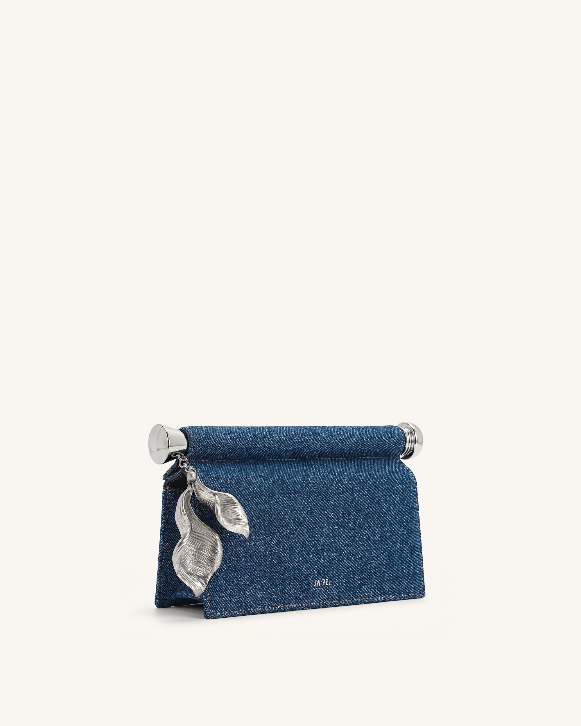 Holly Pochette ornée d'un pendentif métallique - Denim bleu