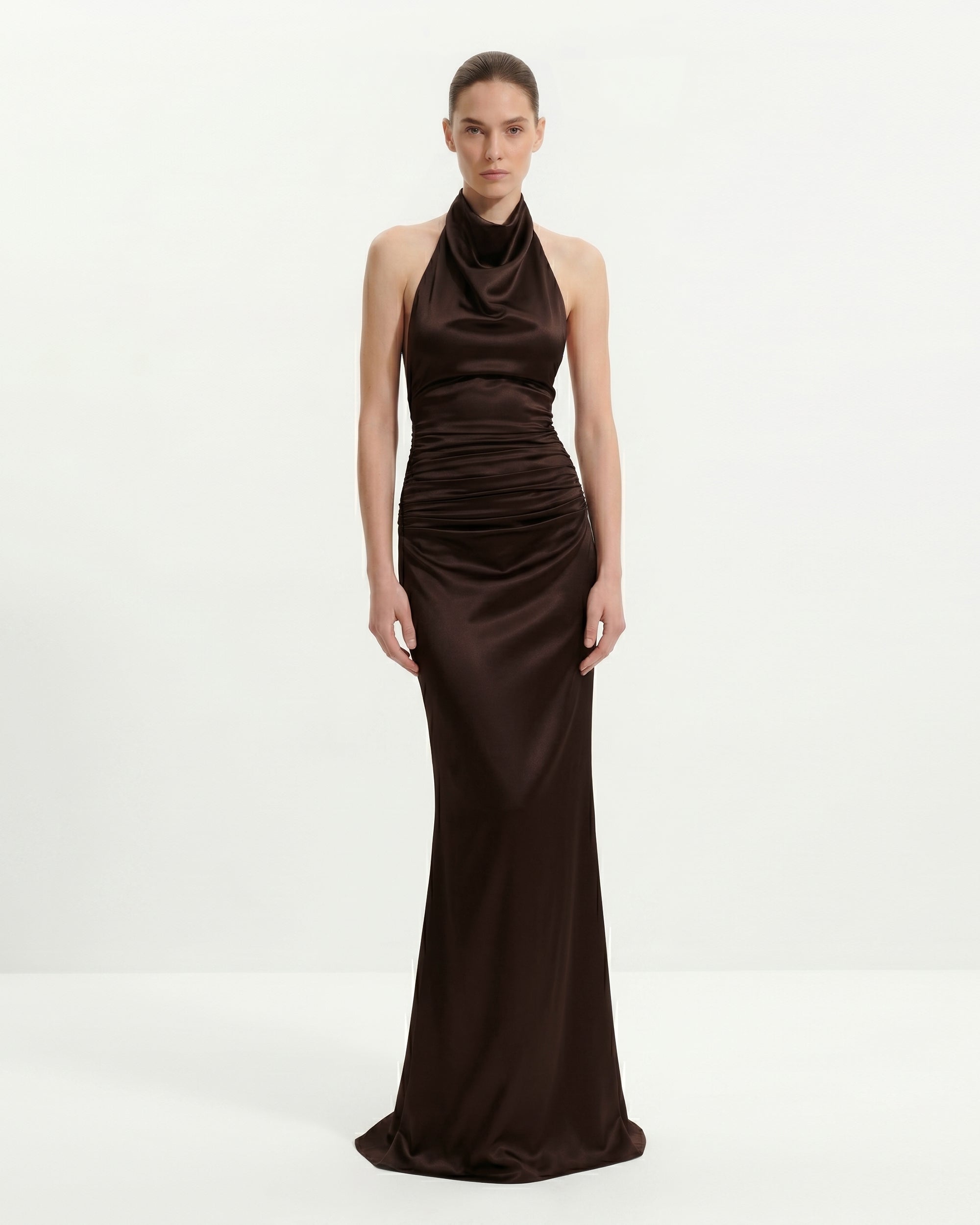 Robe longue froncée en satin à col bénitier - Chocolat noir
