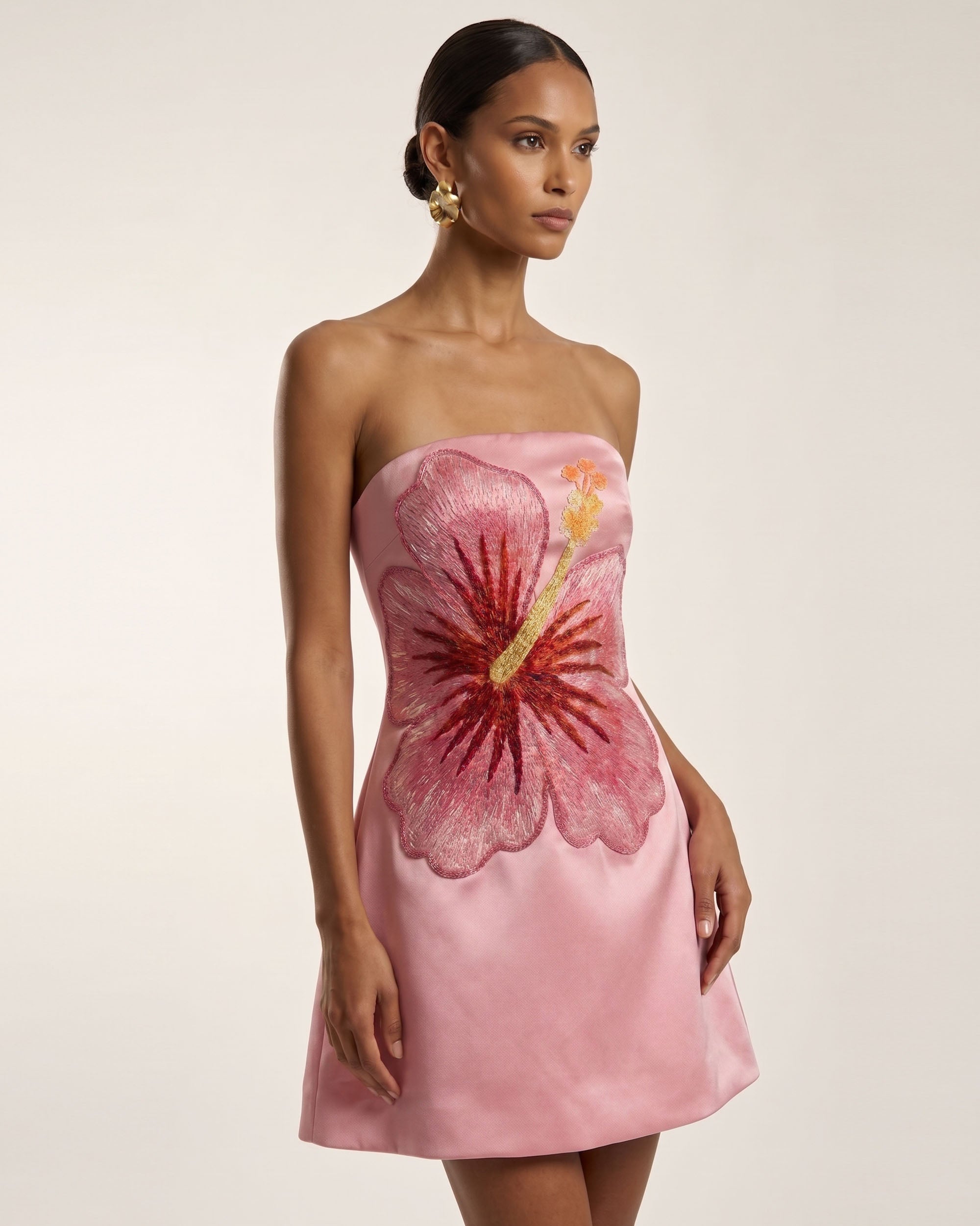 Robe courte bandeau brodée d'hibiscus - Rose