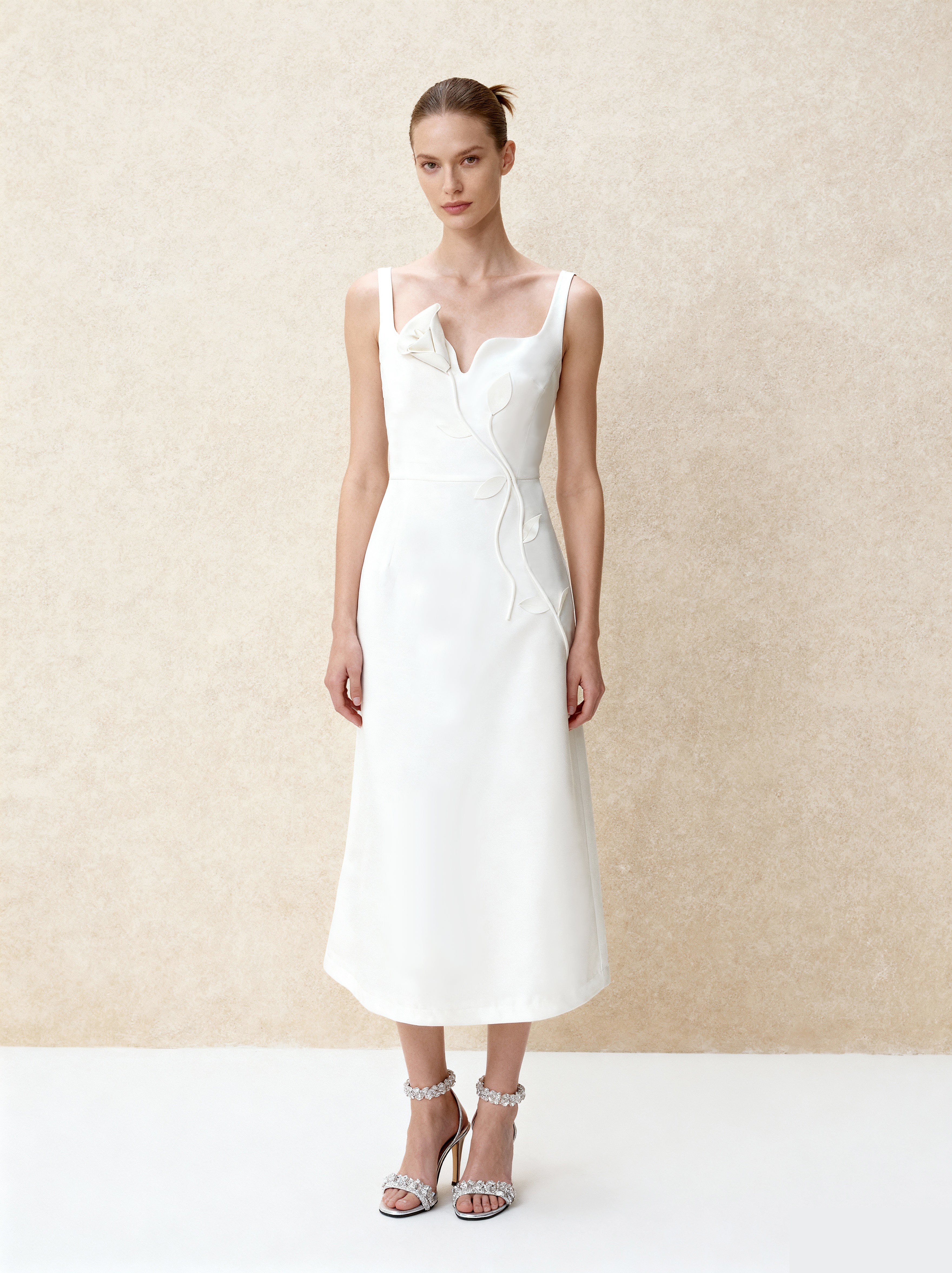 Robe de soirée asymétrique décolleté cœur avec appliqués vigne 3D – Blanc