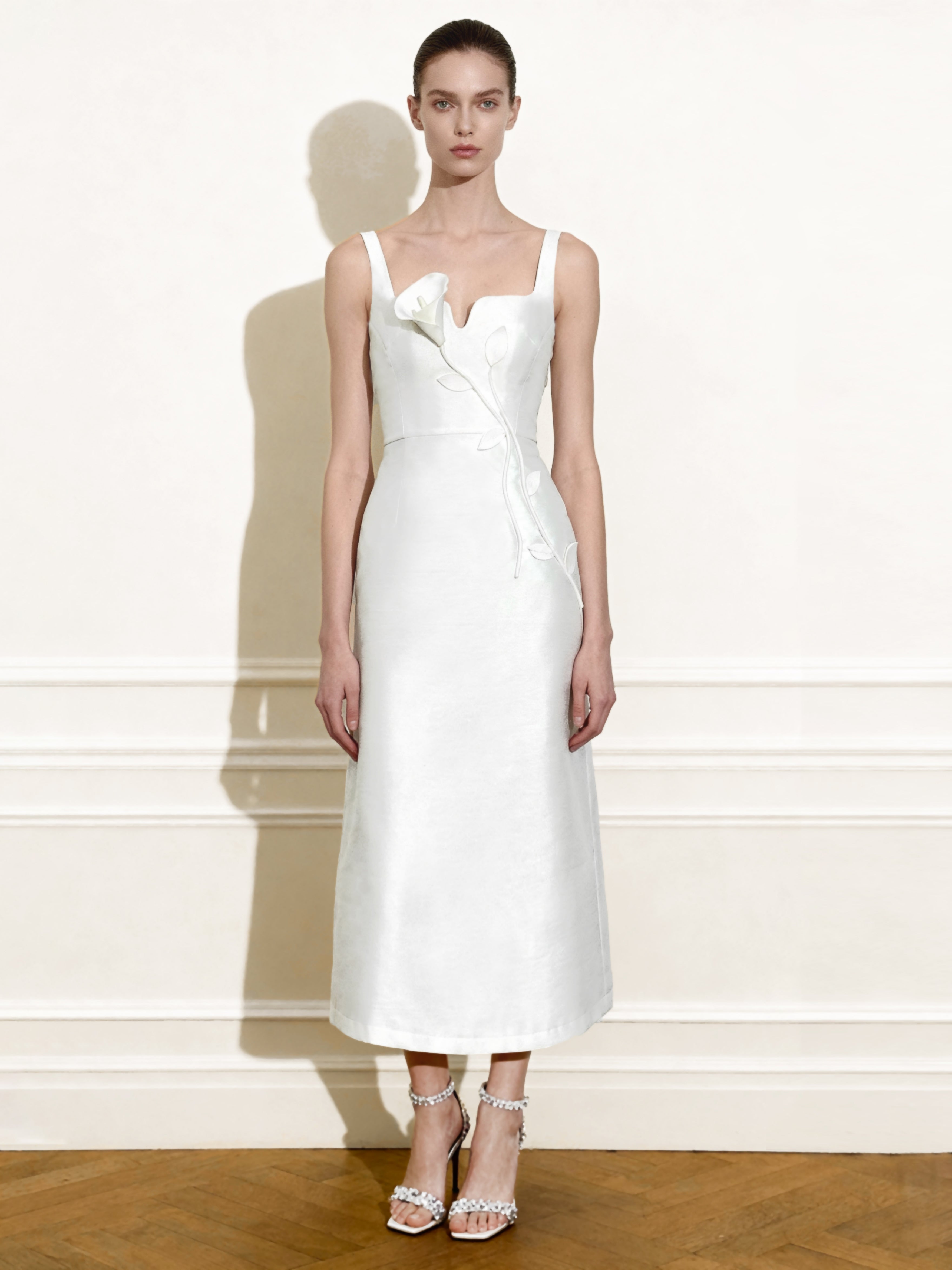 Robe de soirée asymétrique décolleté cœur avec appliqués vigne 3D – Blanc
